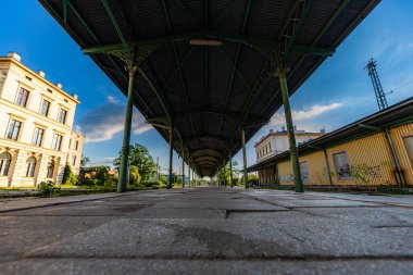 Wroclaw, Polonya - Haziran 2022: Güneşli bir öğleden sonra eski Swiebodzki istasyonunun eski platformunun simetrik görüntüsü