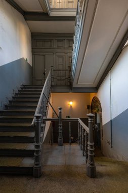 Wroclaw, Polonya - Haziran 2022: Eski bir apartmanda yenilenmiş, güzel bir sarmal merdiven