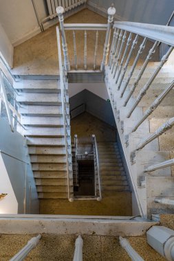 Wroclaw, Polonya - Haziran 2022: Eski bir apartmanda yenilenmiş, güzel bir sarmal merdiven