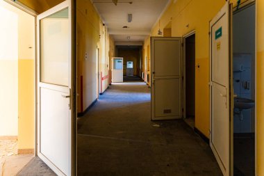 Wroclaw, Polonya - Haziran 2022: Güneşli bir günde yapılan şehir keşifleri sırasında eski hastanenin içi