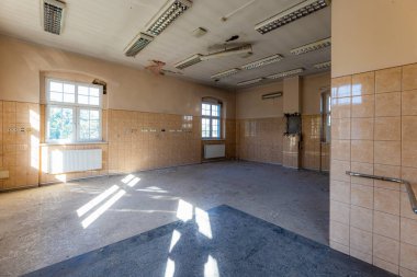 Wroclaw, Polonya - Haziran 2022: Güneşli bir günde yapılan şehir keşifleri sırasında eski hastanenin içi