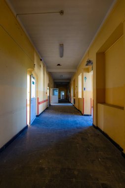 Wroclaw, Polonya - Haziran 2022: Güneşli bir günde yapılan şehir keşifleri sırasında eski hastanenin içi