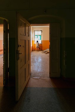 Wroclaw, Polonya - Haziran 2022: Güneşli bir günde yapılan şehir keşifleri sırasında eski hastanenin içi