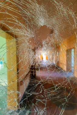 Wroclaw, Polonya - Haziran 2022: Güneşli bir günde yapılan şehir keşifleri sırasında eski hastanenin içi