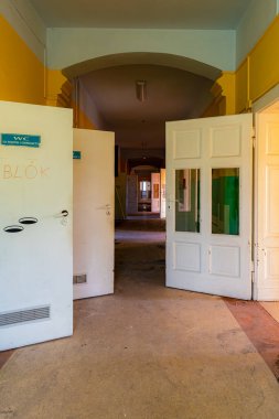 Wroclaw, Polonya - Haziran 2022: Güneşli bir günde yapılan şehir keşifleri sırasında eski hastanenin içi