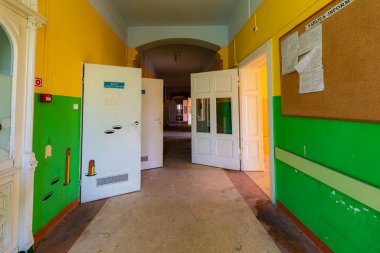 Wroclaw, Polonya - Haziran 2022: Güneşli bir günde yapılan şehir keşifleri sırasında eski hastanenin içi