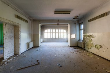 Wroclaw, Polonya - Haziran 2022: Güneşli bir günde yapılan şehir keşifleri sırasında eski hastanenin içi
