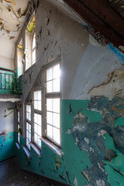 Wroclaw, Polonya - Haziran 2022: Güneşli bir günde yapılan şehir keşifleri sırasında eski hastanenin içi