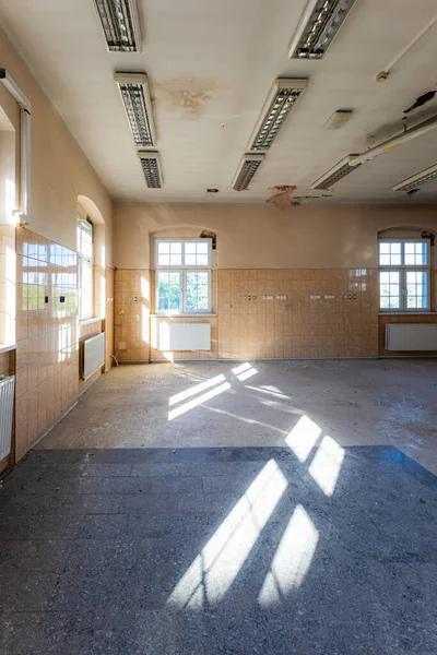 Wroclaw, Polonya - Haziran 2022: Güneşli bir günde yapılan şehir keşifleri sırasında eski hastanenin içi