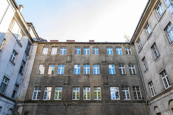 Wroclaw, Polonya - Haziran 2022: Güneşli bir günde şehir keşifleri sırasında eski hastanenin harabelerinin dış cephesi