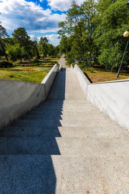 Stalowa Wola, Polonya - Haziran 2022: Güneşli bir günde tepedeki yüksek beton merdivenler