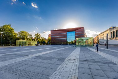 Wroclaw, Polonya - Haziran 2022: Özgürlük Meydanı 'ndaki Ulusal Müzik Forumu' na ev sahipliği yapan büyük bir binanın cephesi