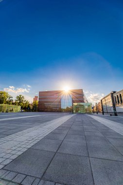 Wroclaw, Polonya - Haziran 2022: Özgürlük Meydanı 'ndaki Ulusal Müzik Forumu' na ev sahipliği yapan büyük bir binanın cephesi