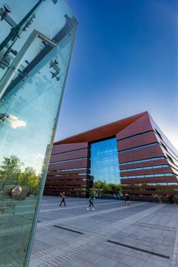 Wroclaw, Polonya - Haziran 2022: Özgürlük Meydanı 'ndaki Ulusal Müzik Forumu' na ev sahipliği yapan büyük bir binanın cephesi