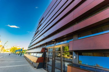 Wroclaw, Polonya - Haziran 2022: Özgürlük Meydanı 'ndaki Ulusal Müzik Forumu' na ev sahipliği yapan büyük bir binanın cephesi