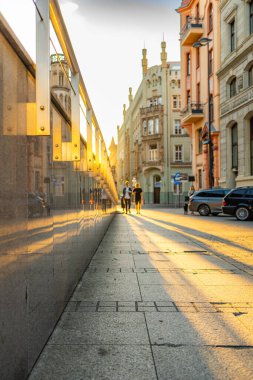 Wroclaw, Polonya - Haziran 2022: Yaz günbatımında Ulusal Müzik Forumu 'nun yanında küçük bir park