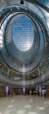 Wroclaw, Polonya - Haziran 2022: Gökyüzü Kulesi 'nin tavanında cam bir tavan penceresi olan alışveriş merkezi lobisinin içi