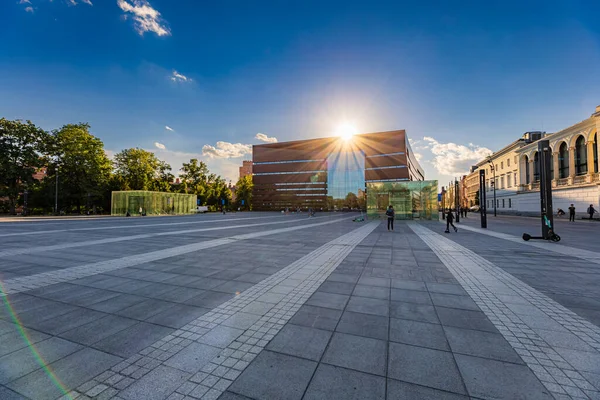 波兰弗罗茨拉夫 2022年6月 在美丽的夏日日落时 国家音乐论坛座落于自由广场的一座大型建筑的立面 — 图库照片
