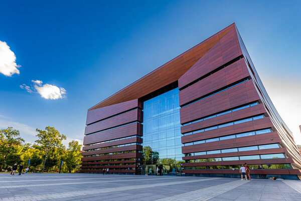 Вроцлав, Польша - июнь 2022 года: Фасад большого здания, в котором расположен Национальный музыкальный форум на площади Свободы во время красивого летнего заката