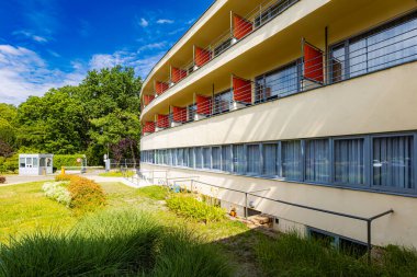 Wroclaw, Polonya - Haziran 2022: Eyalet İş Denetleme Merkezi 'nin eğitim merkezinin bir parçası olan tarihi Park Hotel' in dışındaki bir meydan