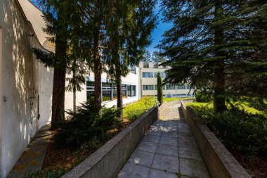 Wroclaw, Polonya - Haziran 2022: Eyalet İş Denetleme Merkezi 'nin eğitim merkezinin bir parçası olan tarihi Park Hotel' in dışındaki bir meydan