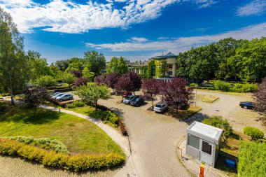 Wroclaw, Polonya - Haziran 2022: Eyalet İş Denetleme Merkezi 'nin eğitim merkezinin bir parçası olan tarihi Park Hotel' in dışındaki bir meydan