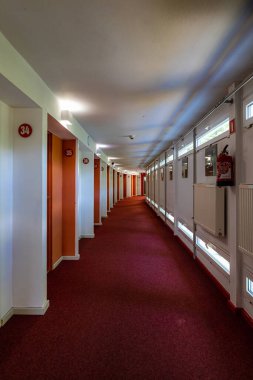 Wroclaw, Polonya - Haziran 2022: Eyalet İş Denetleme Merkezi 'nin eğitim merkezinin bir parçası olan tarihi Park Hotel' in içi