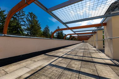 Wroclaw, Polonya - Haziran 2022: Devlet işgücü teftiş merkezinin bir parçası olan tarihi Park Otel 'in çatısında bir meydan