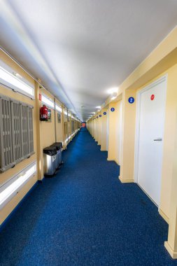 Wroclaw, Polonya - Haziran 2022: Eyalet İş Denetleme Merkezi 'nin eğitim merkezinin bir parçası olan tarihi Park Hotel' in içi