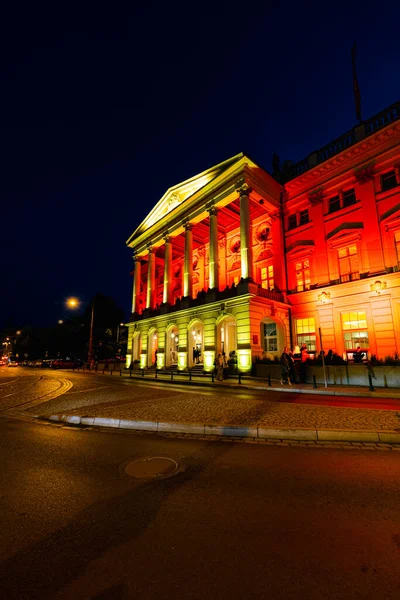 ポーランド ヴロツワフ2022年6月 暗い夏の夜に黄色と赤の色のライトで照らされたヴロツワフオペラハウス — ストック写真
