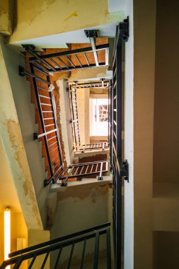 Parlak dikdörtgen dairesel merdiven tadilatı devam ediyor.