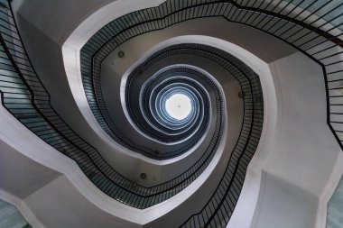 Poznan, Polonya - Temmuz 2022: Okraglak iş merkezinin içi güzel ve büyük spiral merdivenlerle dolu