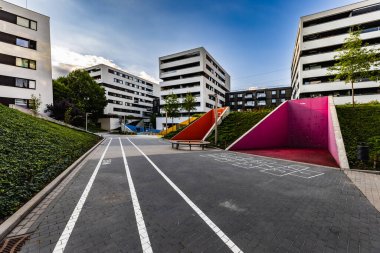 Poznan, Polonya - Temmuz 2022: Botaniczna arazisinde geniş ve renkli bir oyun alanı ve koşu pisti olan çok renkli bir arka bahçe
