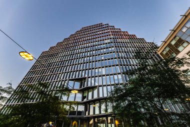Poznan, Polonya - Temmuz 2022: İş merkezinin bulunduğu Baltyk binasının cephesi
