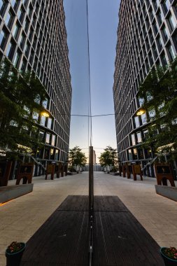 Poznan, Polonya - Temmuz 2022: İş merkezinin bulunduğu Baltyk binasının cephesi