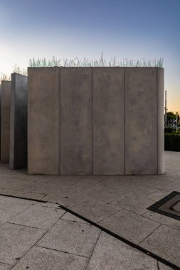 Beton ve camdan yapılmış sanat kurulumu, Concordia Tasarım 'ın yanındaki Baltyk binasının önünde duruyor.