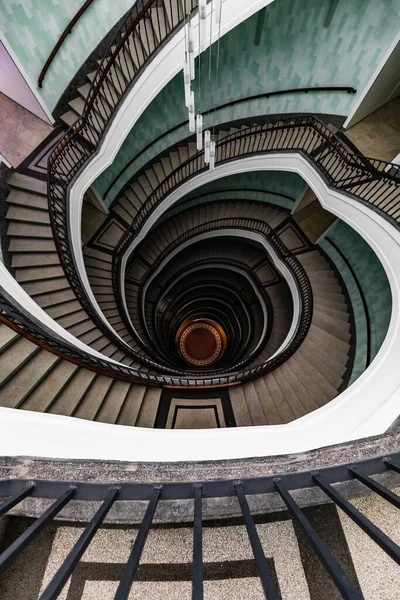 ポズナン ポーランド 2022年7月 美しく大きな螺旋階段を持つオクラグラークビジネスセンターの内部 — ストック写真
