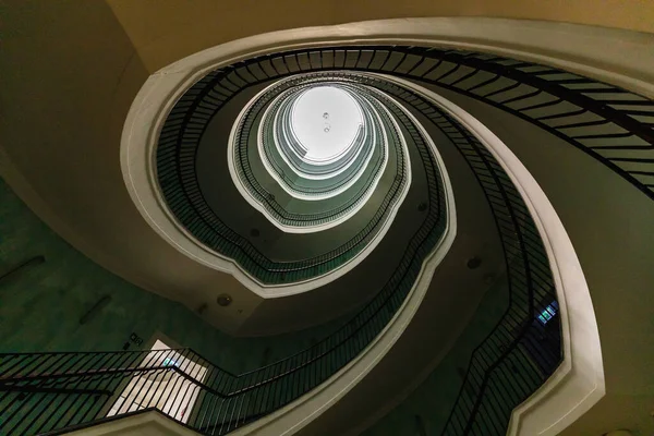 ポズナン ポーランド 2022年7月 美しく大きな螺旋階段を持つオクラグラークビジネスセンターの内部 — ストック写真