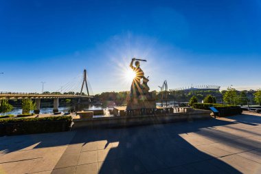 Varşova, Polonya - Temmuz 2022: Güneş doğarken Varşova deniz kızının heykeli