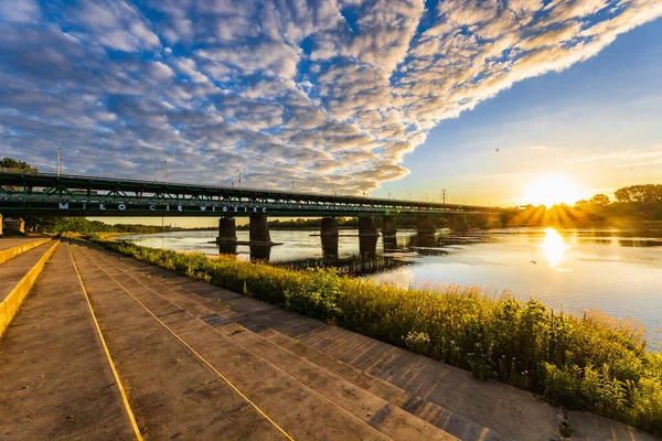 波兰华沙 2022年7月 一座绿色的格但斯克桥 其题词为 Milo Cie Widziec 在日出时分从人行道上看到 — 图库照片