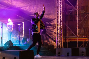 Wroclaw, Polonya - Eylül 2022: Wroclaw 'da düzenlenen Cüce Festivali sırasında Kamil Bednarek' in serbest ve açık konseri