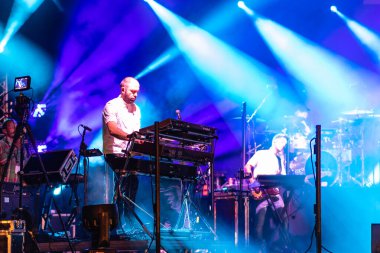 Wroclaw, Polonya - Eylül 2022: Wroclaw 'da düzenlenen Cüce Festivali sırasında Kamil Bednarek' in serbest ve açık konseri