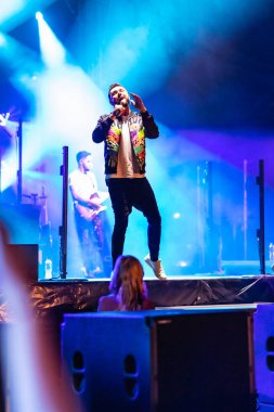 Wroclaw, Polonya - Eylül 2022: Wroclaw 'da düzenlenen Cüce Festivali sırasında Kamil Bednarek' in serbest ve açık konseri