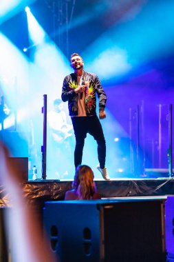 Wroclaw, Polonya - Eylül 2022: Wroclaw 'da düzenlenen Cüce Festivali sırasında Kamil Bednarek' in serbest ve açık konseri