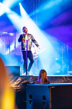 Wroclaw, Polonya - Eylül 2022: Wroclaw 'da düzenlenen Cüce Festivali sırasında Kamil Bednarek' in serbest ve açık konseri