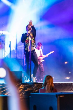 Wroclaw, Polonya - Eylül 2022: Wroclaw 'da düzenlenen Cüce Festivali sırasında Kamil Bednarek' in serbest ve açık konseri