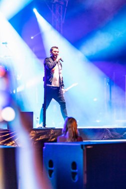 Wroclaw, Polonya - Eylül 2022: Wroclaw 'da düzenlenen Cüce Festivali sırasında Kamil Bednarek' in serbest ve açık konseri