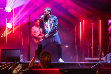 Wroclaw, Polonya - Eylül 2022: Wroclaw 'da düzenlenen Cüce Festivali sırasında Kamil Bednarek' in serbest ve açık konseri