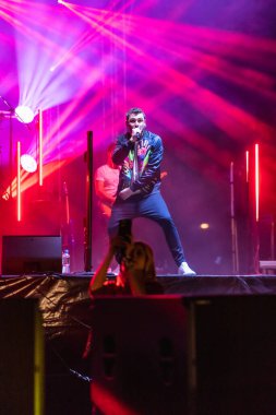 Wroclaw, Polonya - Eylül 2022: Wroclaw 'da düzenlenen Cüce Festivali sırasında Kamil Bednarek' in serbest ve açık konseri
