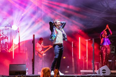 Wroclaw, Polonya - Eylül 2022: Wroclaw 'da düzenlenen Cüce Festivali sırasında Kamil Bednarek' in serbest ve açık konseri